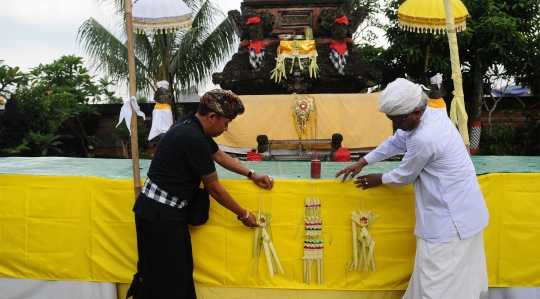 Persiapan Upacara Mecaru di Pura Tribhuana Agung