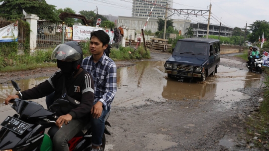 Kondisi Jalan Rusak di Depok yang Tak Kunjung Diperbaiki