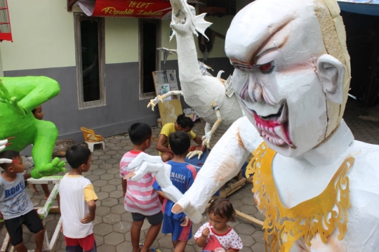 Melihat Pembuatan Ogoh-ogoh untuk Perayaan Nyepi di Malang