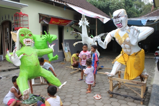 Melihat Pembuatan Ogoh-ogoh untuk Perayaan Nyepi di Malang