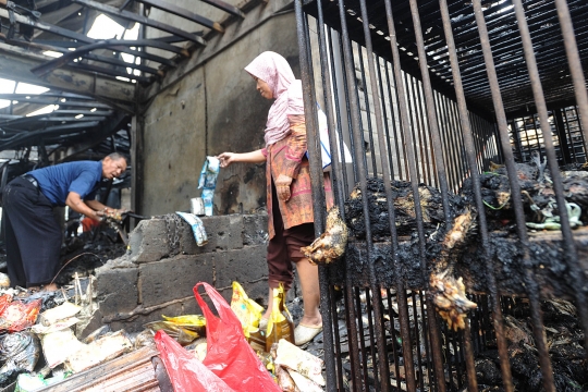 Usai Kebakaran, Pedagang Pasar Blok A Kumpulkan Sisa Barang Jualan