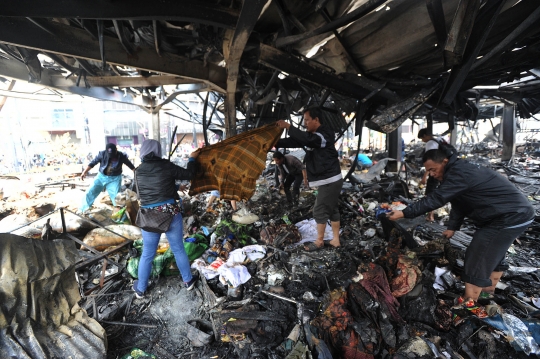 Usai Kebakaran, Pedagang Pasar Blok A Kumpulkan Sisa Barang Jualan