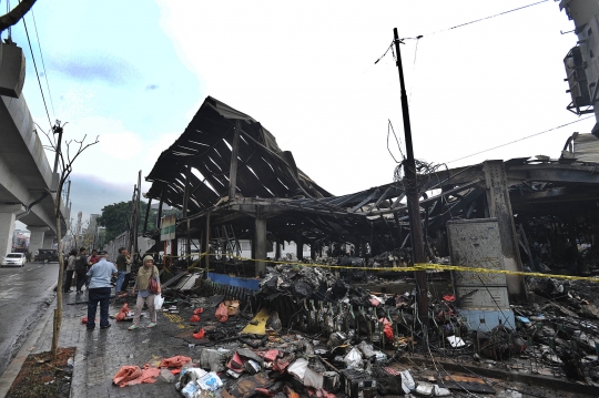 Usai Kebakaran, Pedagang Pasar Blok A Kumpulkan Sisa Barang Jualan