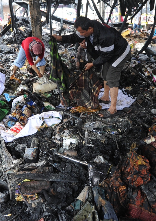 Usai Kebakaran, Pedagang Pasar Blok A Kumpulkan Sisa Barang Jualan