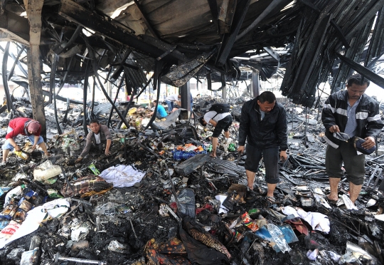 Usai Kebakaran, Pedagang Pasar Blok A Kumpulkan Sisa Barang Jualan