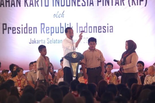 Jokowi Bagikan 3.300 Kartu Indonesia Pintar