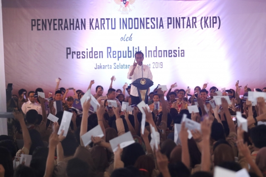 Jokowi Bagikan 3.300 Kartu Indonesia Pintar