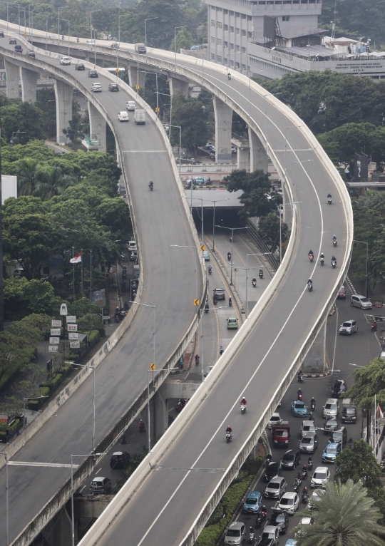 Aksi Nekat Pemotor Terobos JLNT Tanah Abang-Kampung Melayu