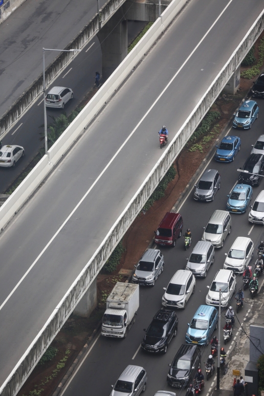 Aksi Nekat Pemotor Terobos JLNT Tanah Abang-Kampung Melayu