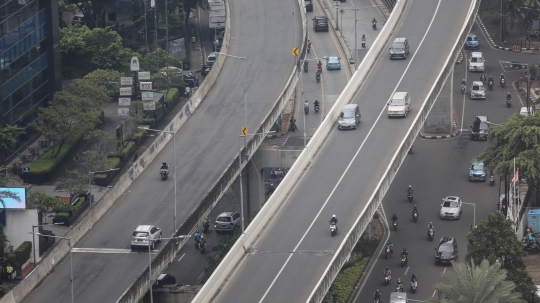 Aksi Nekat Pemotor Terobos JLNT Tanah Abang-Kampung Melayu