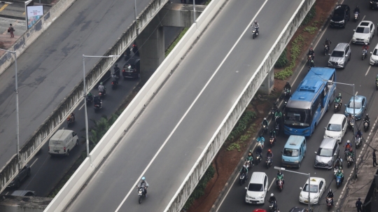 Aksi Nekat Pemotor Terobos JLNT Tanah Abang-Kampung Melayu