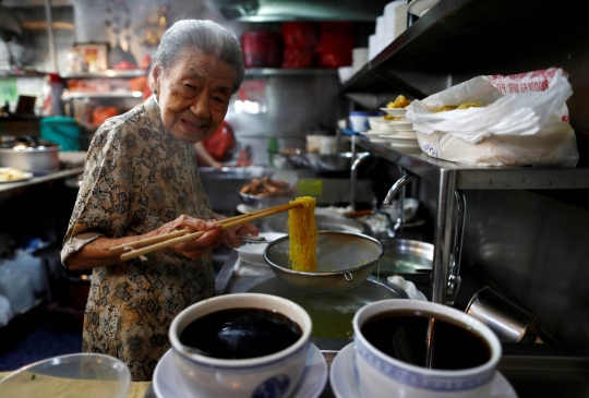 Berusia 90 Tahun, Nenek Ini Jadi Pedagang Mie Pangsit Tertua di Asia