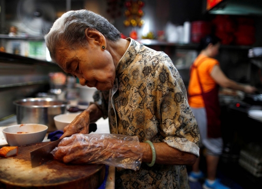 Berusia 90 Tahun, Nenek Ini Jadi Pedagang Mie Pangsit Tertua di Asia