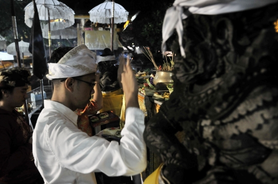 Sembahyang Tilem Kesanga di Malam Perayaan Nyepi