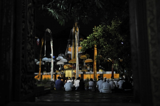 Sembahyang Tilem Kesanga di Malam Perayaan Nyepi