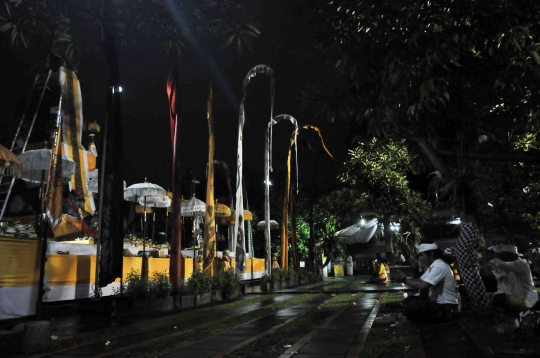 Sembahyang Tilem Kesanga di Malam Perayaan Nyepi