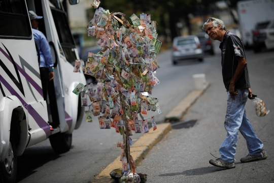 Tak Bernilai, Lembaran Uang Venezuela Dijadikan Pohon Hias