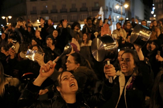 Peringati Hari Perempuan Internasional, Perempuan Spanyol Bawa Panci ke Jalan