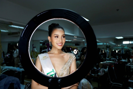 Intip Kontestan LGBT di Balik Panggung Miss International Queen 2019