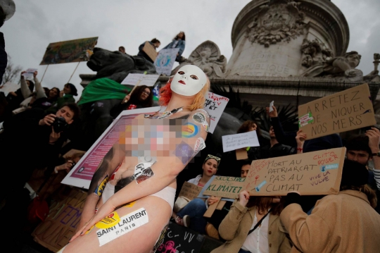 Protes Perbedaan Upah, Wanita Prancis Nekat Demo Tak Pakai Baju