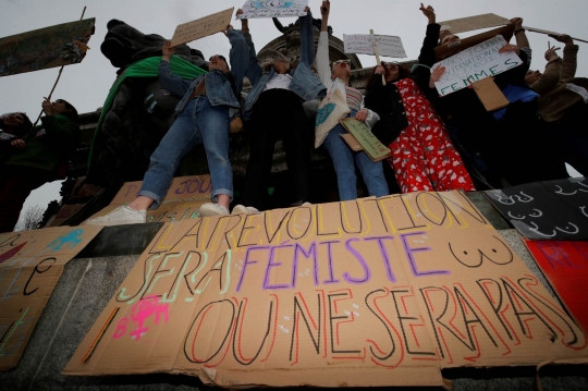 Protes Perbedaan Upah, Wanita Prancis Nekat Demo Tak Pakai Baju