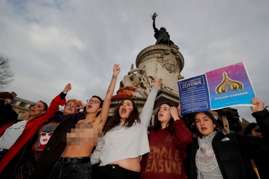 Protes Perbedaan Upah, Wanita Prancis Nekat Demo Tak Pakai Baju