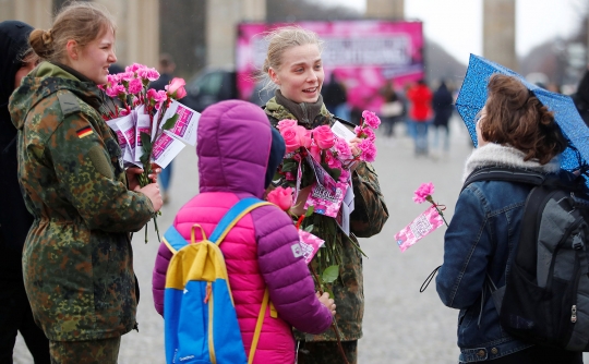 Aksi Tentara Wanita Jerman Berbagi Bunga di Hari Perempuan Internasional
