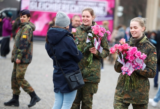 Aksi Tentara Wanita Jerman Berbagi Bunga di Hari Perempuan Internasional