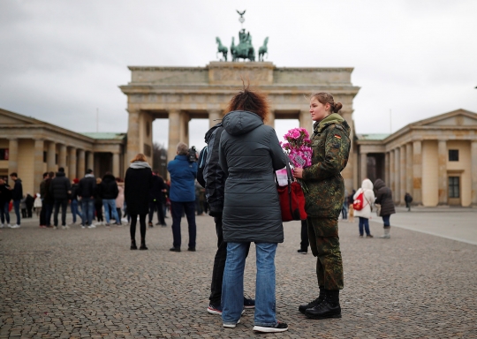 Aksi Tentara Wanita Jerman Berbagi Bunga di Hari Perempuan Internasional