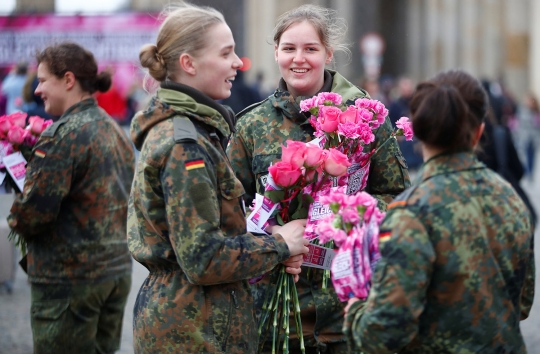 Aksi Tentara Wanita Jerman Berbagi Bunga di Hari Perempuan Internasional
