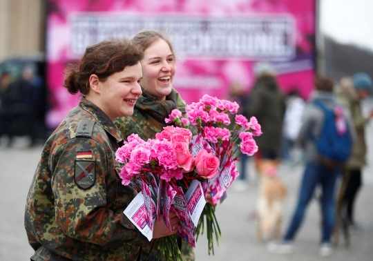 Aksi Tentara Wanita Jerman Berbagi Bunga di Hari Perempuan Internasional