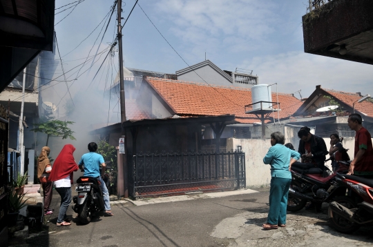 Membasmi Jentik dan Nyamuk DBD dengan Fogging