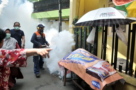 Membasmi Jentik dan Nyamuk DBD dengan Fogging