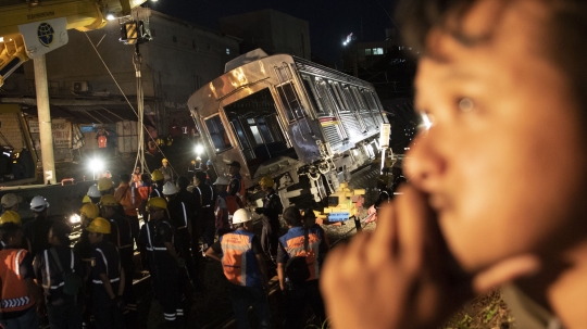 KRL Anjlok di Kebon Pedes Dievakuasi dengan Alat Berat