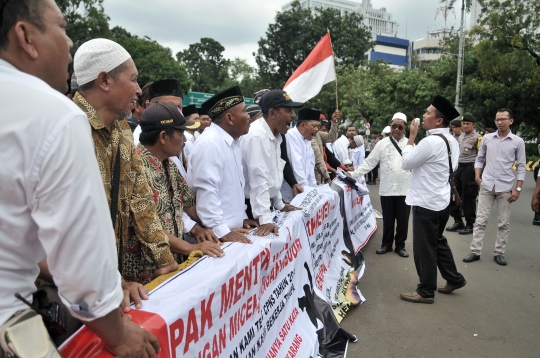 Aksi Massa Demo Menuntut SK PNS di Istana