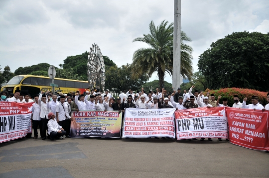 Aksi Massa Demo Menuntut SK PNS di Istana