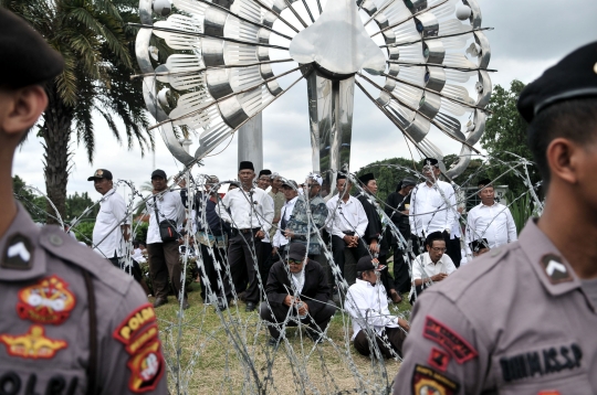 Aksi Massa Demo Menuntut SK PNS di Istana