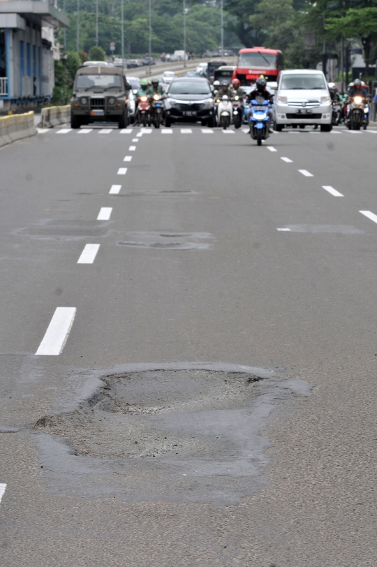 Jalan Jenderal Sudirman Berlubang Ancam Keselamatan Pengendara