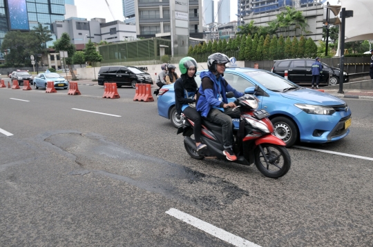 Jalan Jenderal Sudirman Berlubang Ancam Keselamatan Pengendara