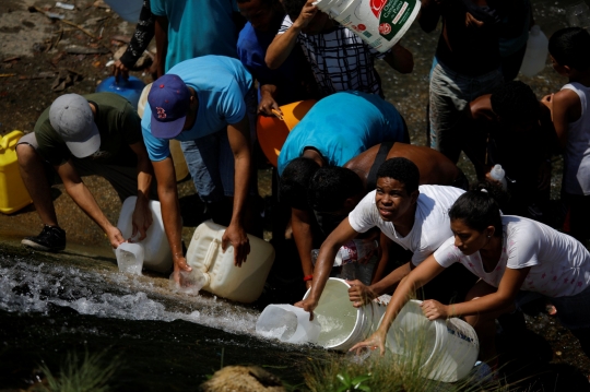 Warga Venezuela Berebut Air Buangan Limbah untuk Kebutuhan Hidup