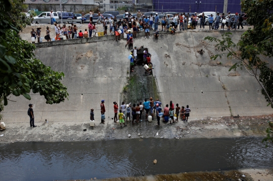 Warga Venezuela Berebut Air Buangan Limbah untuk Kebutuhan Hidup