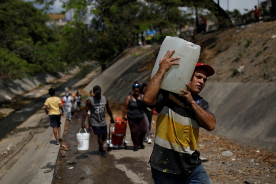 Warga Venezuela Berebut Air Buangan Limbah untuk Kebutuhan Hidup