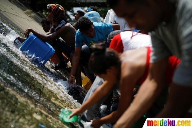  Foto  Warga Venezuela Berebut Air Buangan Limbah untuk 