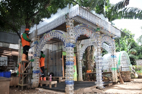 Memanfaatkan Sampah Botol Plastik Menjadi Bangunan Unik