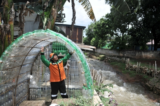 Memanfaatkan Sampah Botol Plastik Menjadi Bangunan Unik