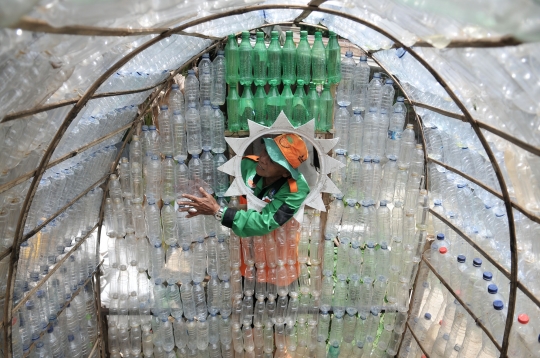 Memanfaatkan Sampah Botol Plastik Menjadi Bangunan Unik