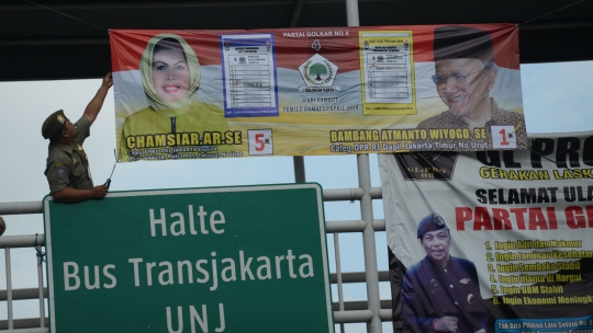 Petugas Mencopoti Spanduk Kampanye Pemilu 2019 di Jalan Pemuda