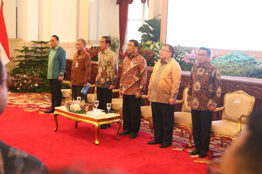 Jokowi Serahkan Strategi Nasional Pencegahan Korupsi di Istana