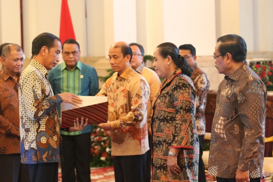 Jokowi Serahkan Strategi Nasional Pencegahan Korupsi di Istana