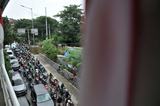 Penutup Selokan Ambles Bikin Kemacetan di Kolong Manggarai